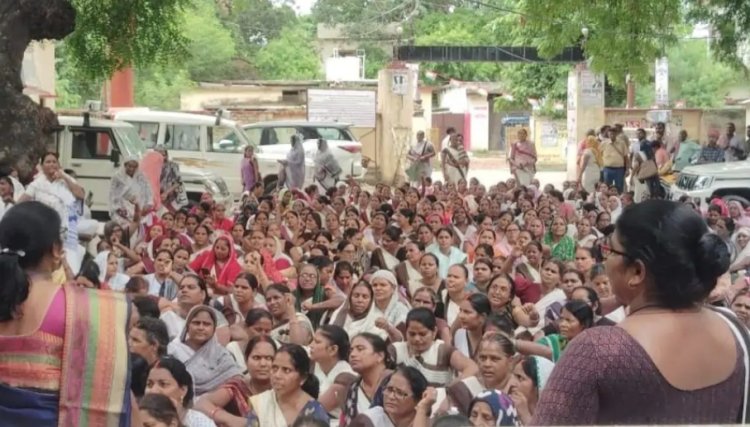 आशा कार्यकर्ताओं ने मांगों को लेकर किया प्रदर्शन, नगर मजिस्ट्रेट को सौंपा 10 सूत्रीय ज्ञापन
