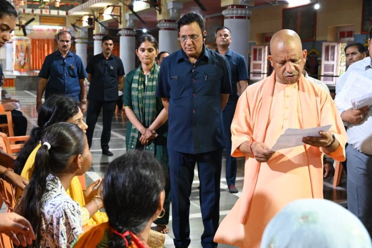 प्रतिकूल मौसम में भी मुख्यमंत्री योगी ने गाेरखपुर में किया जनता दर्शन
