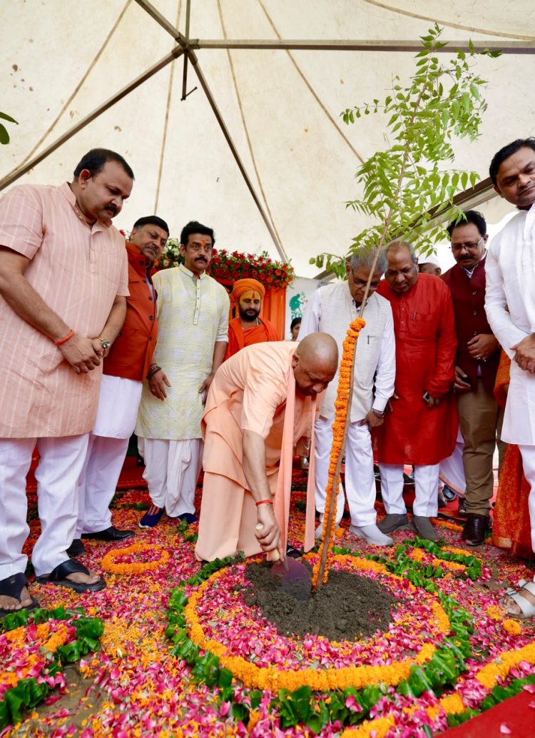 मुख्यमंत्री योगी ने किया'वृक्षारोपण महायज्ञ का शुभारंभ, दोपहर 12 बजे तक रोपे गये 16 करोड़ पौधे