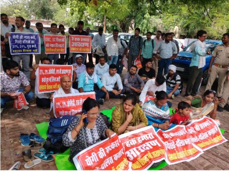 बेसिक शिक्षा निदेशालय के बाहर धरने पर बैठे 69 हजार शिक्षक भर्ती के अभ्यर्थी