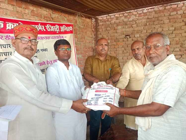 मीरजापुर: 150 किसानों को मिली कृषि किट, समय से बुवाई शुरू करने की सलाह