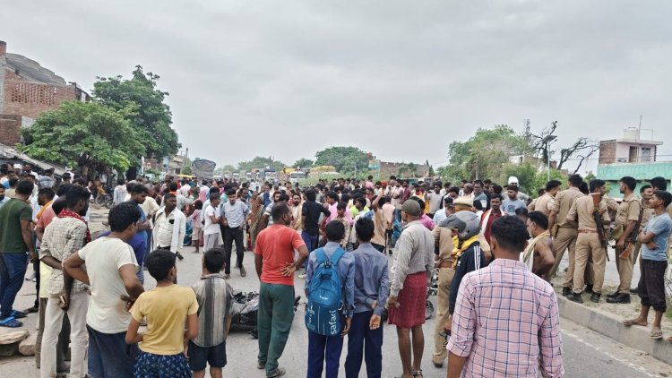 बेकाबू ट्रक घर के बाहर सो रहे लोगों पर चढ़ा, तीन की मौत