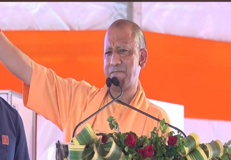 मुख्यमंत्री ने भीड़ में खड़े युवक को मंच पर बुलाया, पीठ थपथपाकर दिया आशीर्वाद