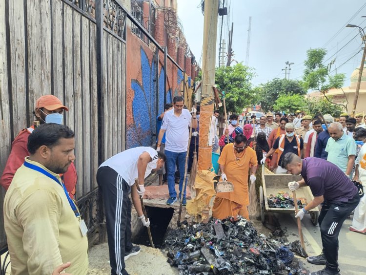 वृंदावन में परिक्रमा मार्ग पर चला स्वच्छता महाअभियान , अधिकारियों और प्रबुद्धजनों ने किया श्रमदान