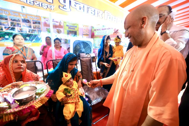 मुख्यमंत्री ने नन्हे-मुन्नों को दुलारा-पुचकारा, साथ में फोटो खिंचवाई