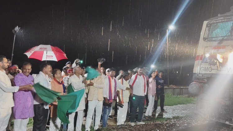 लूसा स्टेशन पर मूरी एक्सप्रेस का ठहराव शुरू, हरी झंडी दिखाकर रवाना की गई ट्रेन