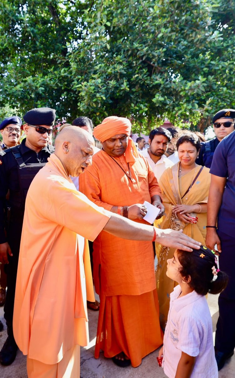 मुख्यमंत्री योगी ने देवीपाटन मंदिर में की मां पाटेश्वरी की आराधना, गौशाला में गायों को खिलाया हरा चारा
