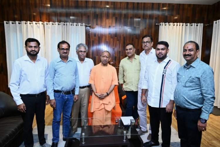 मुख्यमंत्री योगी से गोरखपुर के व्यापारियों और गोरक्ष एंक्लेव के निवासियों ने की मुलाकात