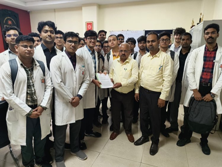 केजीएमयू के एमबीबीएस विद्यार्थियों ने भत्ता बढ़ाने की मांग को लेकर किया विरोध प्रदर्शन