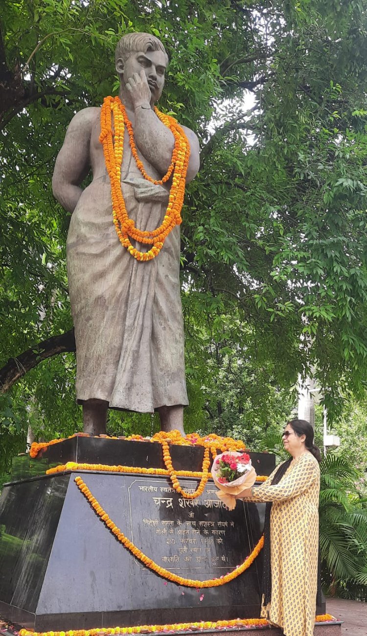 चंद्रशेखर आजाद की जयंती पर कंपनी बाग में रोपे पौधे, पर्यावरण संरक्षण का लिया संकल्प