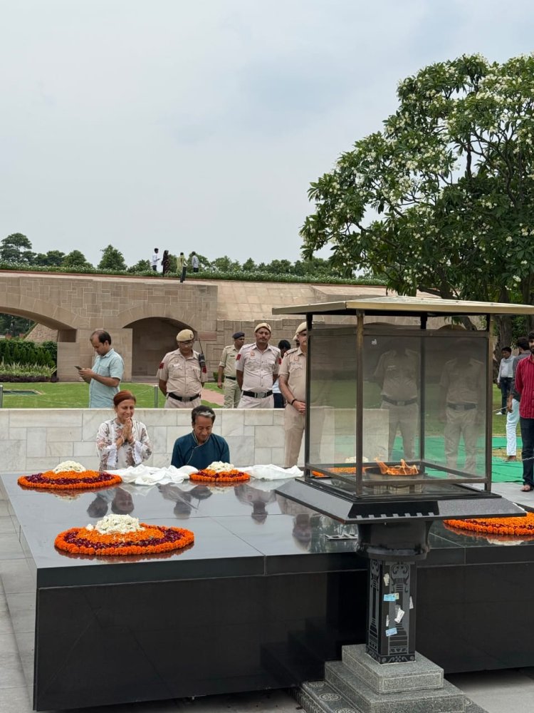 दिल्ली के राजघाट पहुंच कर सोनम वांगचुक व उनकी पत्नी ने गांधी जी को श्रद्धांजलि दी