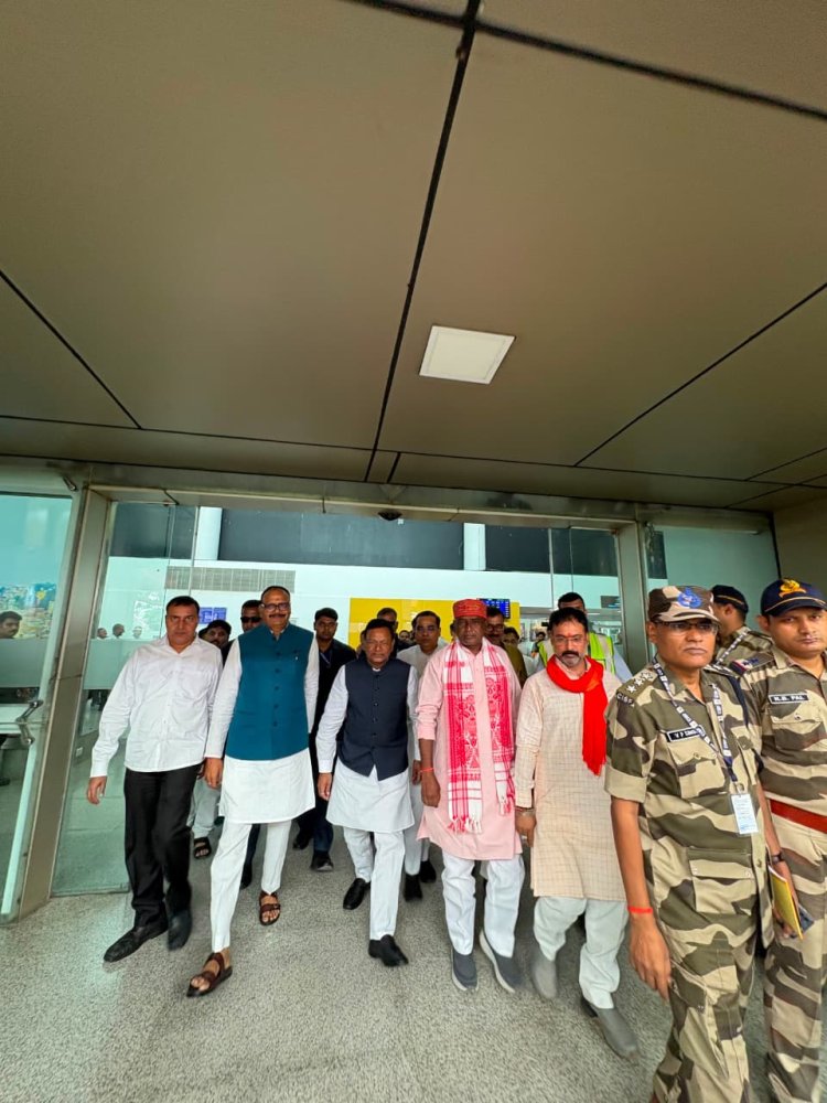 समरसता संकल्प सभा में भाग लेने उपमुख्यमंत्री ब्रजेश पाठक वाराणसी पहुंचे,एयरपोर्ट पर स्वागत