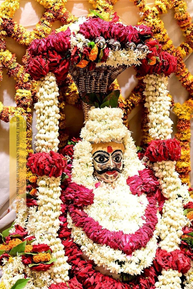 गुरू पूर्णिमा पर श्री काशी विश्वनाथ का दिव्य श्रृंगार,राजसी पोशाक धारण कराई गई