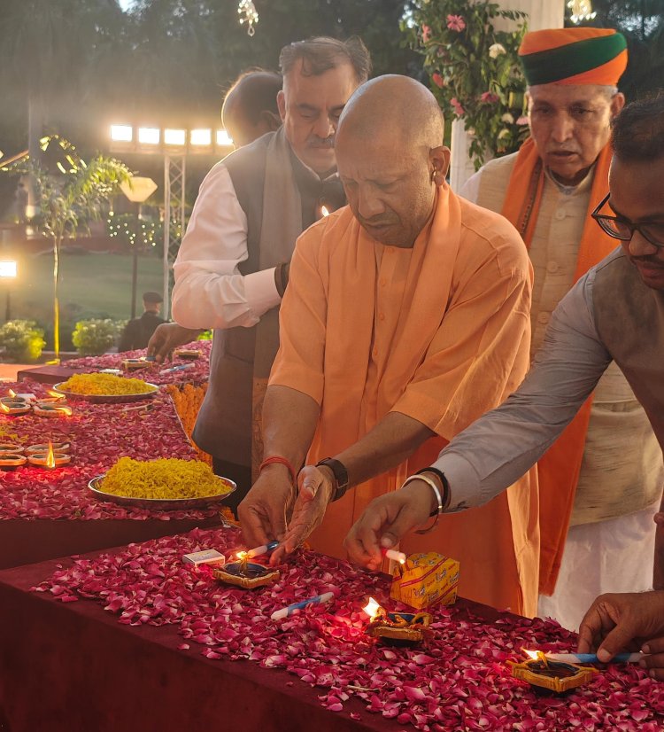गुरु रविदास महाराज समरसता दीप अभियान में मुख्यमंत्री योगी ने जलाया दीप