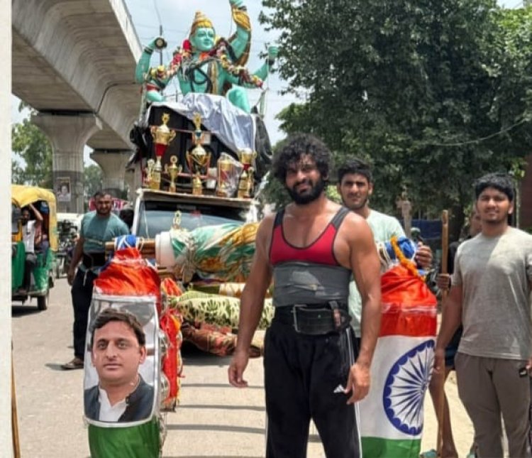 अखिलेश यादव के मुख्यमंत्री बनने की कामना लेकर 201 लीटर गंगाजल की कांवड़ यात्रा पर निकले पहलवान बॉबी यादव