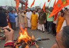 भगवा वेश में संसद प्रदर्शन के विरोध में अयोध्या के संतों का आक्रोश मार्च, राष्ट्रपति के नाम सौंपा ज्ञापन