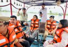 मोटर बोट से बाढ़ प्रभावित गांव पहुंचीं डीएम, राहत एवं बचाव कार्यों का लिया जायजा