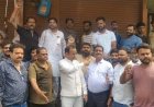 खाद्य विभाग की छापेमारी के विरोध में व्यापारियों ने बाजार बंद कर किया प्रदर्शन