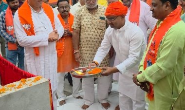 वाराणसी के मालवीय बाग कॉलोनी में 20.78 लाख की लागत से सड़क मरम्मत और काऊ कैचर कार्य का शिलान्यास
