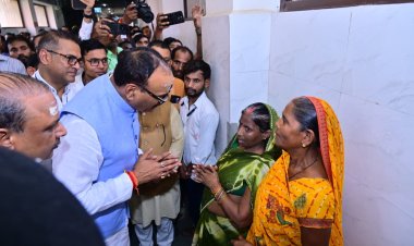 प्रयागराज: एसआरएन अस्पताल पहुंचे डिप्टी सीएम ब्रजेश पाठक, स्वास्थ्य सेवाओं में सुधार और निर्माण कार्य समय पर पूरा करने के दिए निर्देश