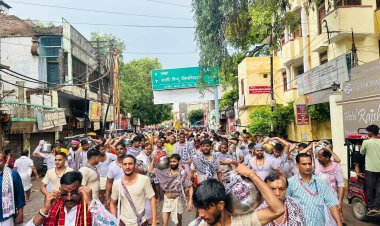सावन के पहले सोमवार पर 94 साल पुरानी परंपरा निभा 40 हजार यदुवंशियों ने किया बाबा विश्वनाथ का जलाभिषेक