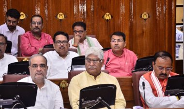 फुटपाथों एवं सार्वजनिक मार्गों से अतिक्रमण हटाया जाए : विजय बहादुर पाठक