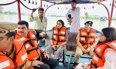 मोटर बोट से बाढ़ प्रभावित गांव पहुंचीं डीएम, राहत एवं बचाव कार्यों का लिया जायजा