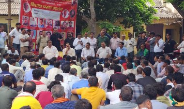 भाजपा जिला पंचायत अध्यक्ष ने दिवंगत लाइनमैन के परिवार को ढाई लाख रुपये की आर्थिक सहायता दी