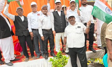 अधिवक्ताओं ने पुष्पवर्षा कर किया तिरंगा यात्रा का स्वागत