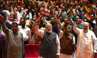 राजग की ‘मंगल मिलन’ बैठक में प्रधानमंत्री मोदी ने लहराया तिरंगा