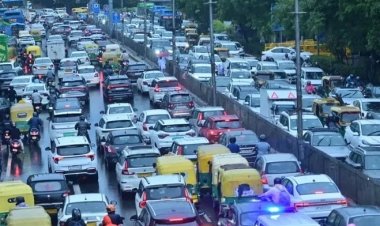 दिल्ली में बारिश से मौसम सुहावना, मुसीबतों का भी करना पड़ रहा सामना