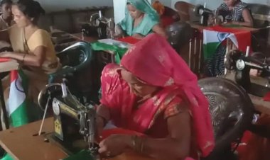 आजादी के रंग से संवर रही 30 हजार महिलाओं की जिंदगी, हर घर के लिए बना रहीं तिरंगा