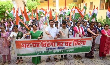 वाराणसी: हर घर तिरंगा, घर-घर तिरंगा अभियान को लेकर छात्राओं ने निकाली तिरंगा यात्रा