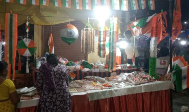 तिरंगे के रंग में सजे प्रयागराज के बाजार, दुकानों पर बढ़ी रौनक