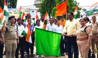 तिरंगे के रंग में रंगा मीरजापुर, जिलाधिकारी-एसपी ने पुलिस लाइन से रवाना की तिरंगा यात्रा