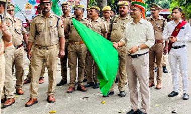 वाराणसी: जिलाधिकारी ने कलेक्ट्रेट से तिरंगा यात्रा को हरी झंडी दिखाकर किया रवाना