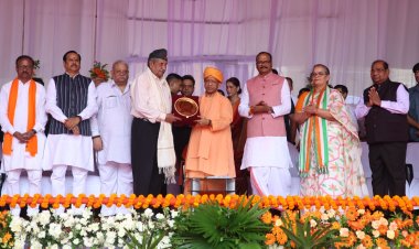 मुख्यमंत्री योगी ने किया बलिदानी वीरों के परिजनों का सम्मान