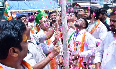 प्रयागराज में देशभक्ति का महाकुंभ: व्यापारियों ने पूरे जोश से मनाया 80वां स्वतंत्रता दिवस, 'वंदे मातरम' के 150 वर्ष पूर्ण होने पर निकली भव्य तिरंगा यात्रा