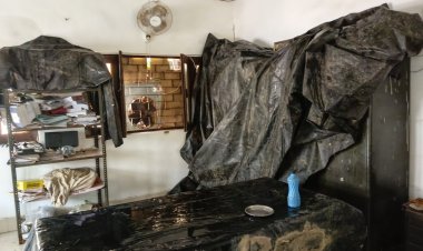 -बारिश में जलभराव से कामकाज प्रभावित, दूसरे कमरे में बैठकर काम करने को मजबूर कर्मचारी