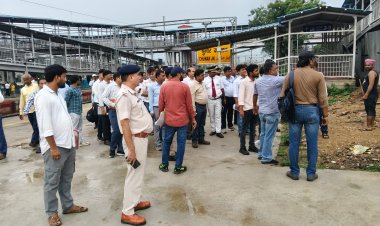 प्लेटफार्म पर घटिया ग्रेनाइट देख भड़के डीआरएम, बोले—गुणवत्ता से समझौता नहीं