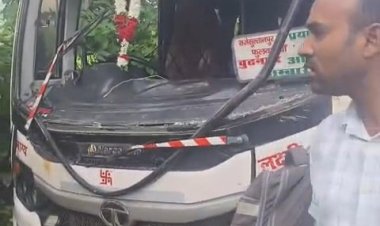 जौनपुर: बस की टक्कर से स्कूल वैन पलटी, सात बच्चे घायल