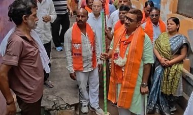 विधायक डॉ. नीलकंठ ने बनारसी बोली में पूछा जनता का हालचाल, महिलाओं ने की पुष्प वर्षा