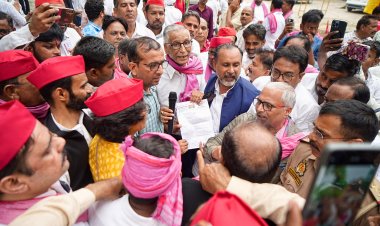 प्रयागराज में भीषण जलभराव पर सपा का प्रदर्शन, स्मार्ट सिटी के दावाें काे लेकर नेताओं ने कसा तंज