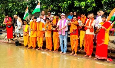 वाराणसी में रौद्र रूप धरी गंगा की नमामि गंगे ने किया दुग्धाभिषेक