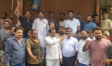 खाद्य विभाग की छापेमारी के विरोध में व्यापारियों ने बाजार बंद कर किया प्रदर्शन