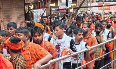 सावन के आखिरी सोमवार से पहले केसरियामय हुई काशी, बाबा विश्वनाथ के दरबार में उमड़ा आस्था का सैलाब