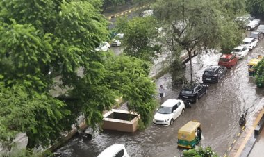 दिल्ली-एनसीआर मे बारिश से मौसम सुहावना, जगह-जगह जलभराव से मुसीबतें भी बढ़ीं