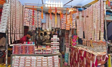 रक्षाबंधन को लेकर बाजारों में बढ़ी रौनक, रंग-बिरंगी राखियों से सजी दुकानें