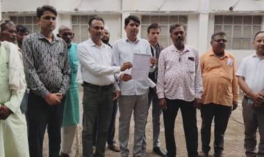 तालाब की जल निकासी रोकने से फसलें डूबीं, किसानों ने डीएम से लगाई गुहार
