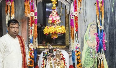 ठाकुर द्वारकाधीश मंदिर में हिंडोले में विराजे राजाधिराज, भक्तों को दिए दर्शन